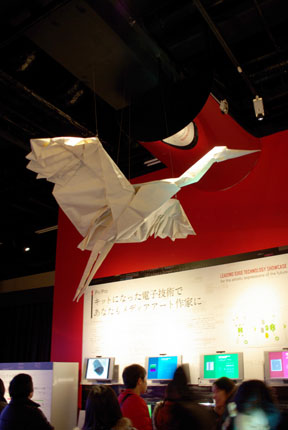 会場の天井に飾られている折り鶴