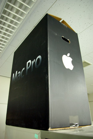 天井に向かってそびえ立つ巨大なMac Proの箱